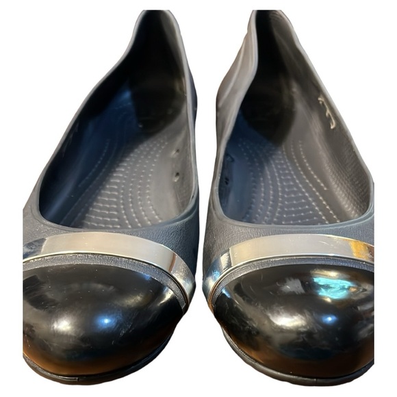 Crocs Black/Gray Cap Toe With Silver Band Ballet Flats in a Woman’s Size 10 - Picture 11 of 11